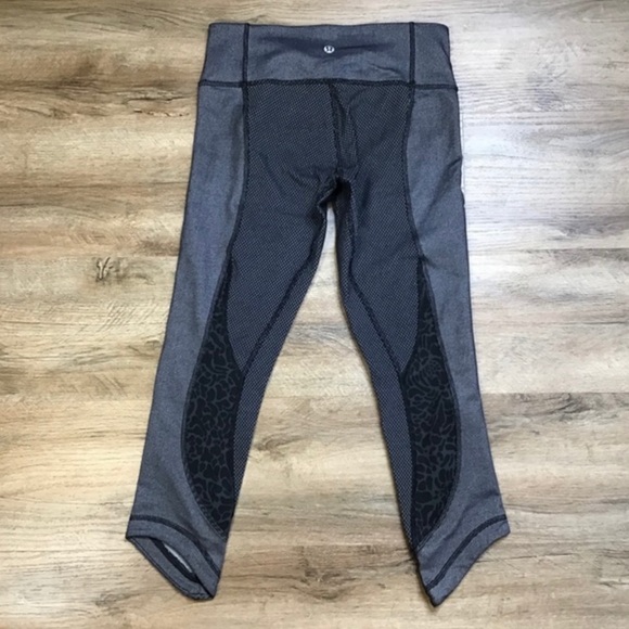 💋Lululemon Crop Print Grey Black Leggings (Rare) - Picture 7 of 7